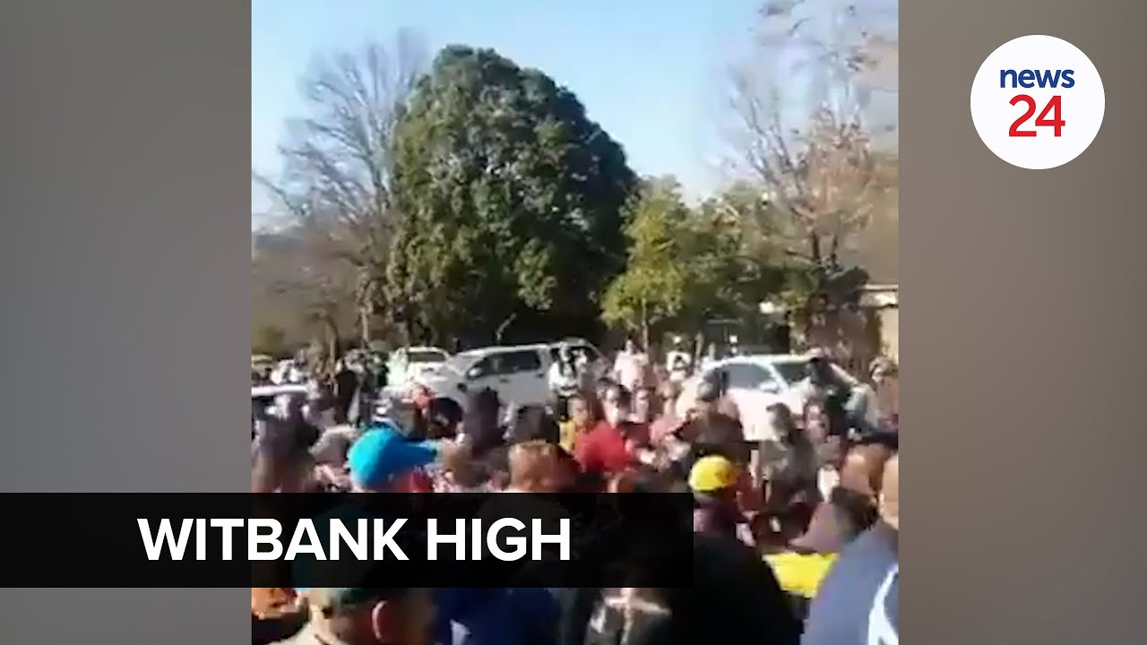 ⁣Parents clashe after whites parentsattack them atschool oer racism incident in South Africa